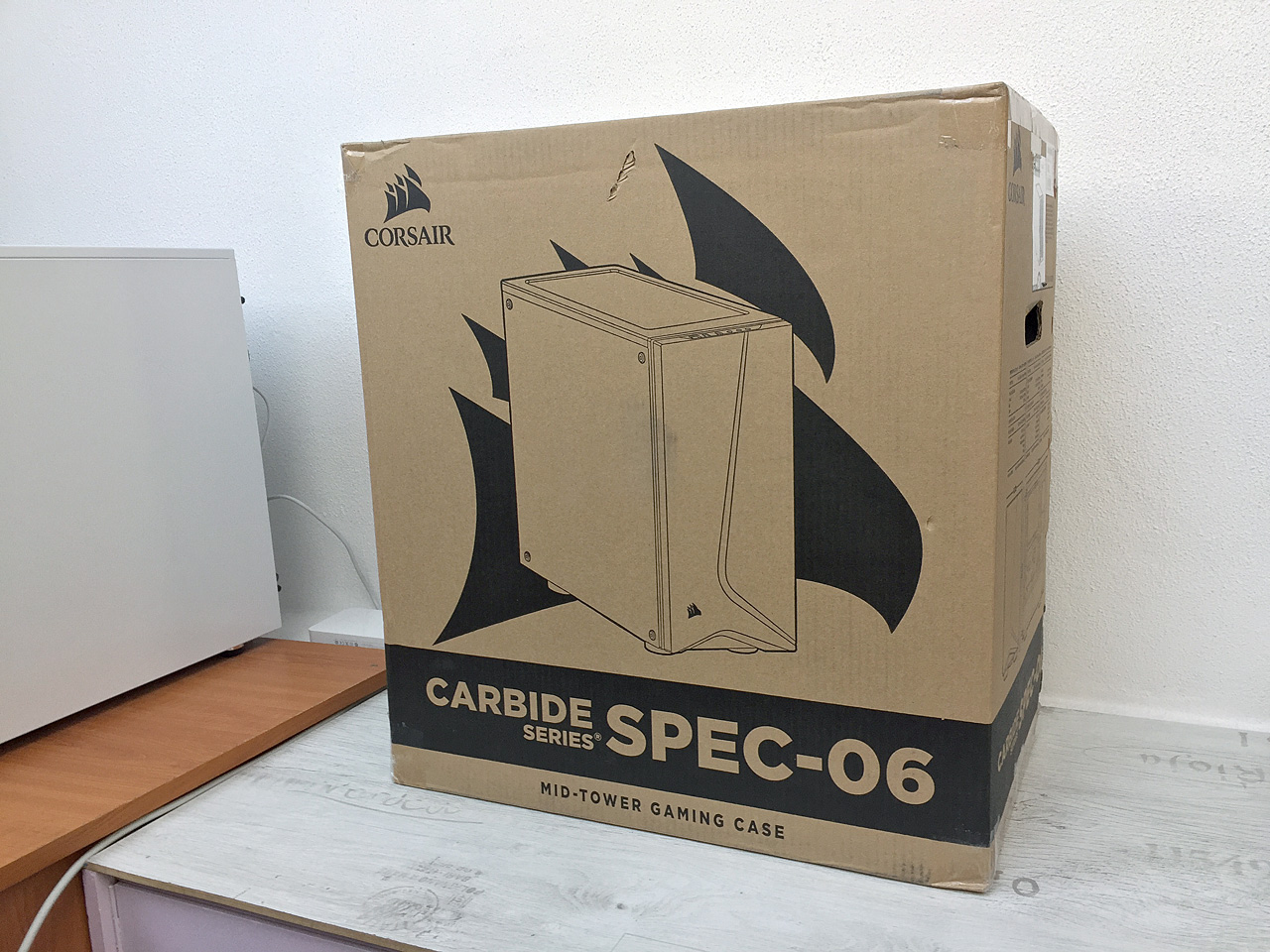 Corsair Carbide Series SPEC-06 RGB – ATX skříň s jizvou na tváři