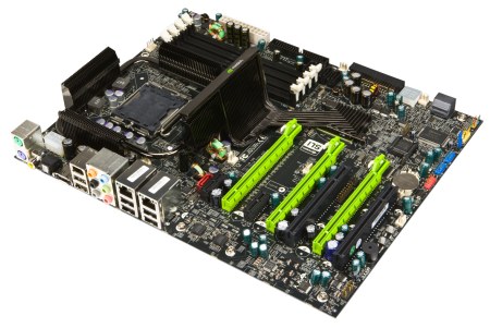 Asus Striker II Extreme s chipsetem nForce 790i Ultra SLI