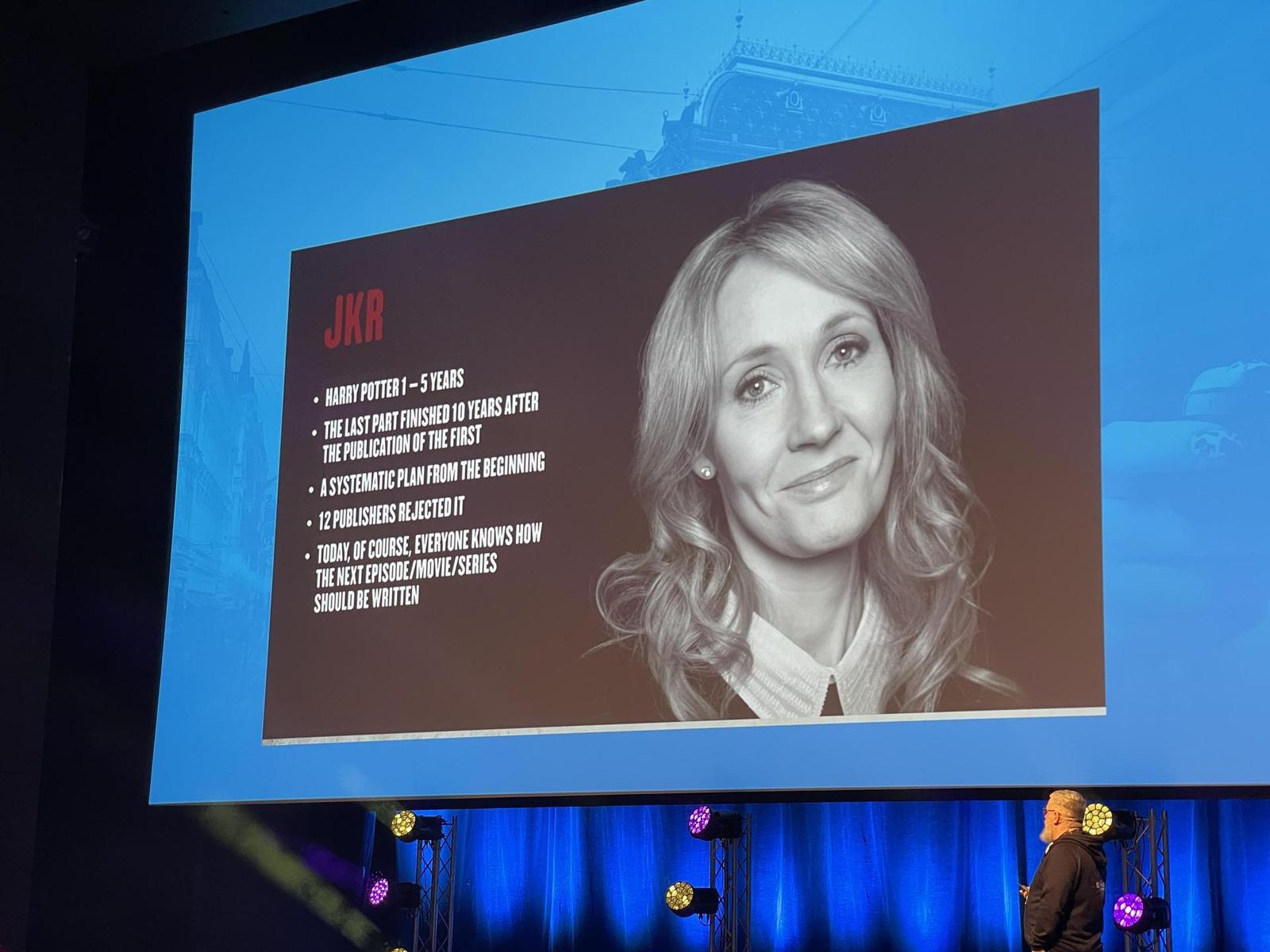 Není jisté, jestli Rowlingová fakt vymyslela Pottera ve vlaku a jestli ho fakt psala po kavárnách, ale jako marketingová story to fungovalo dokonale.