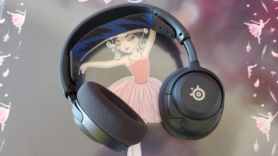 SteelSeries Arctis Nova 4P Wireless: Multiplatformní headset kabelů zbavený