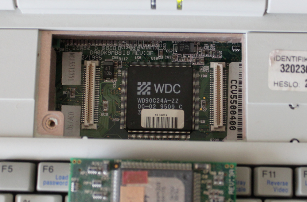 Grafický čip se nachází pod deskou procesoru (zde vyjmuta), aby měl přímý přístup k signálům jeho sběrnice.