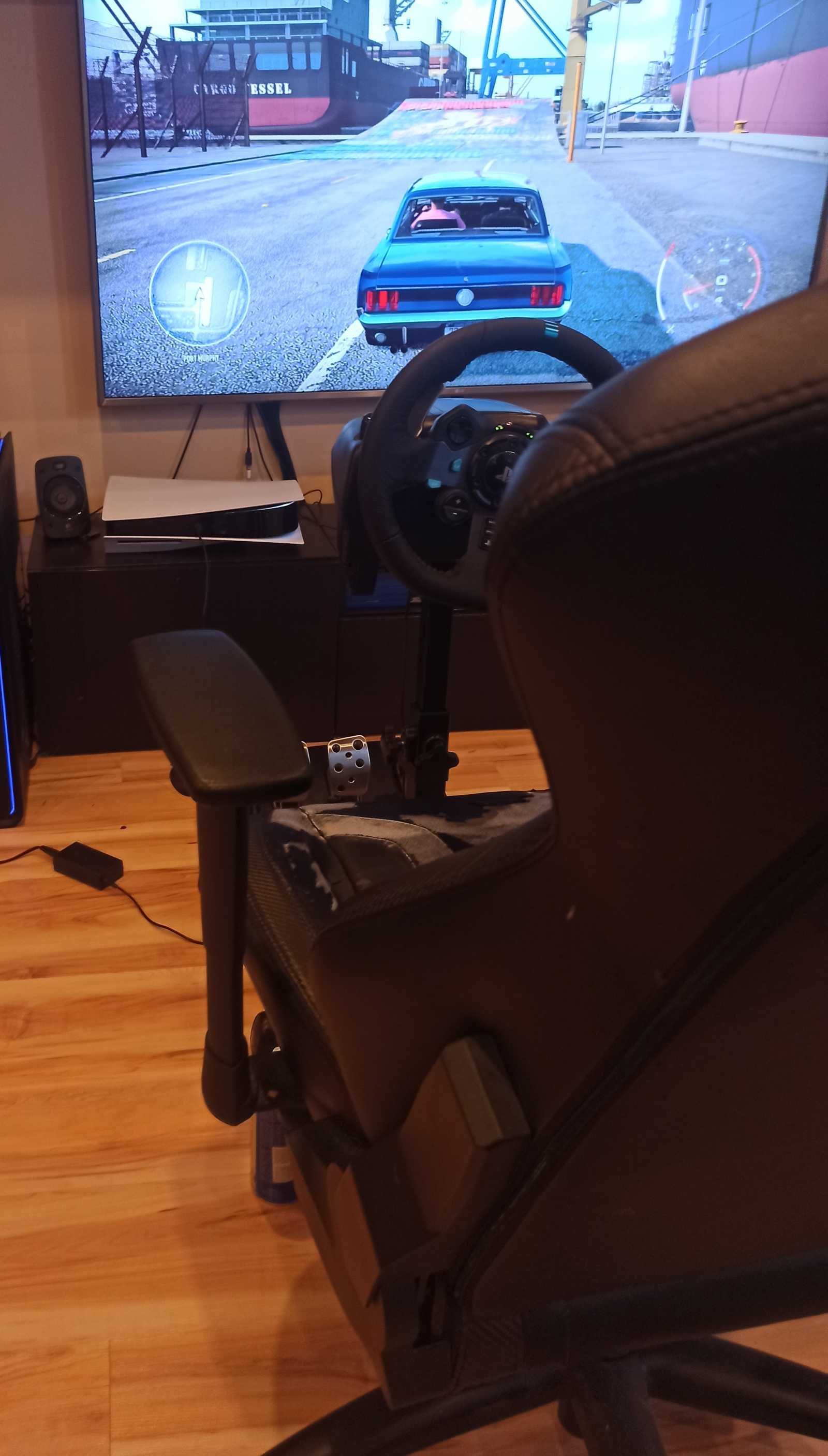 CZC Gaming Rider a Chariot – dvojice levných držáků na volanty