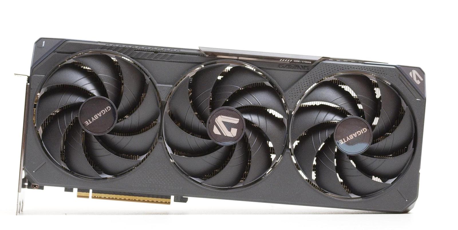Taktujeme Gigabyte GeForce RTX 5080 Gaming OC 16G. Plus 10 % výkonu