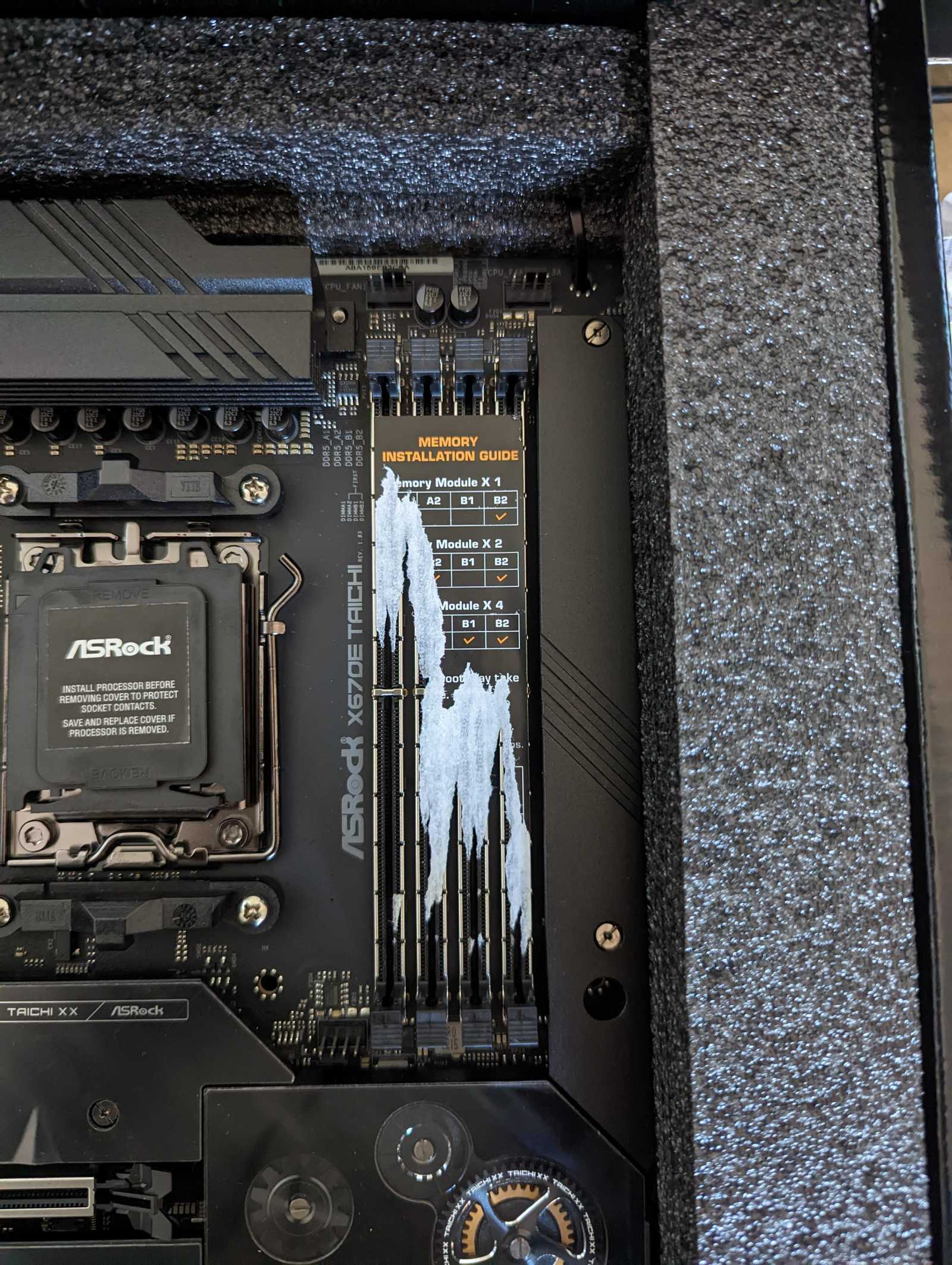 ASRock lepil u základních desek samolepky na paměťové sloty a to nebyl dobrý nápad