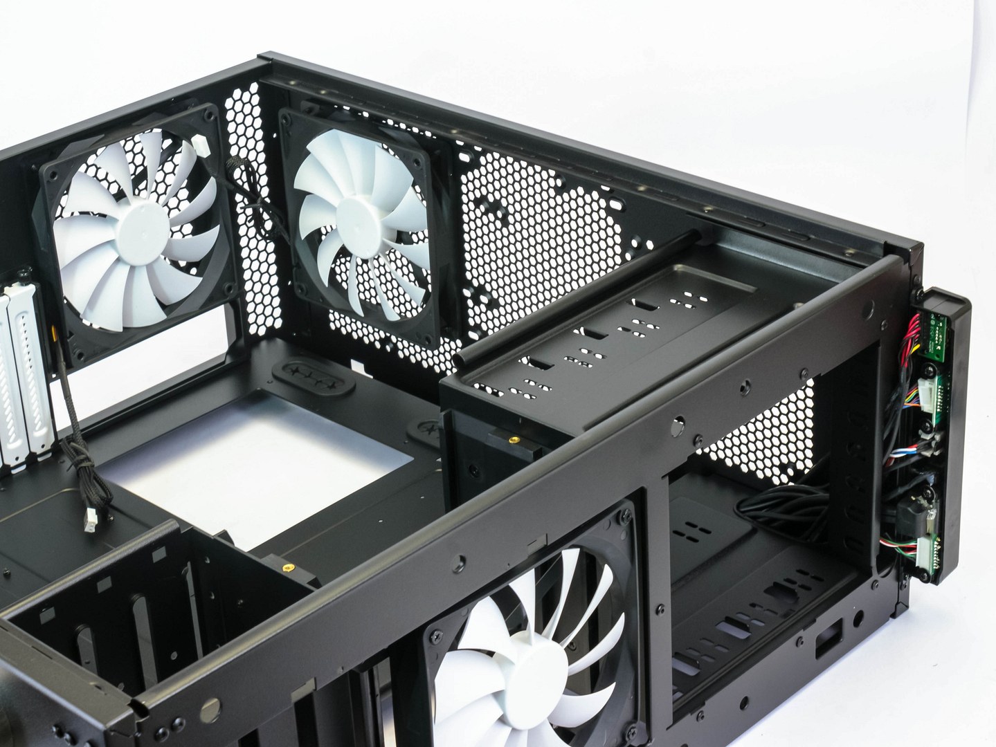 Fractal Design Arc XL: variabilita, elegance, prostor a dobrá cena