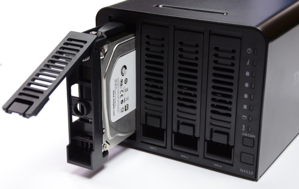 Thecus N4310: NAS pro 4 HDD s hromadou služeb