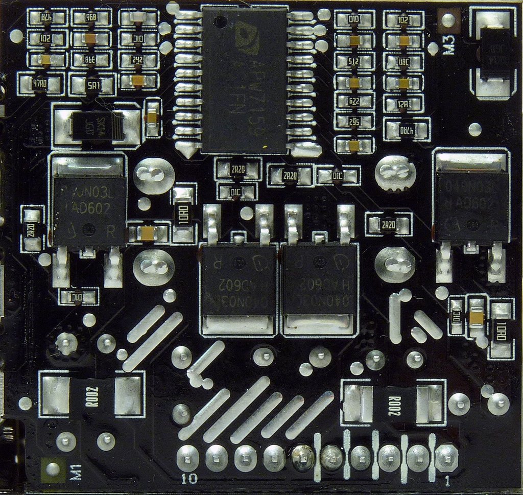 Corsair SF600: 600W semi-pasivní zdroj formátu SFX 