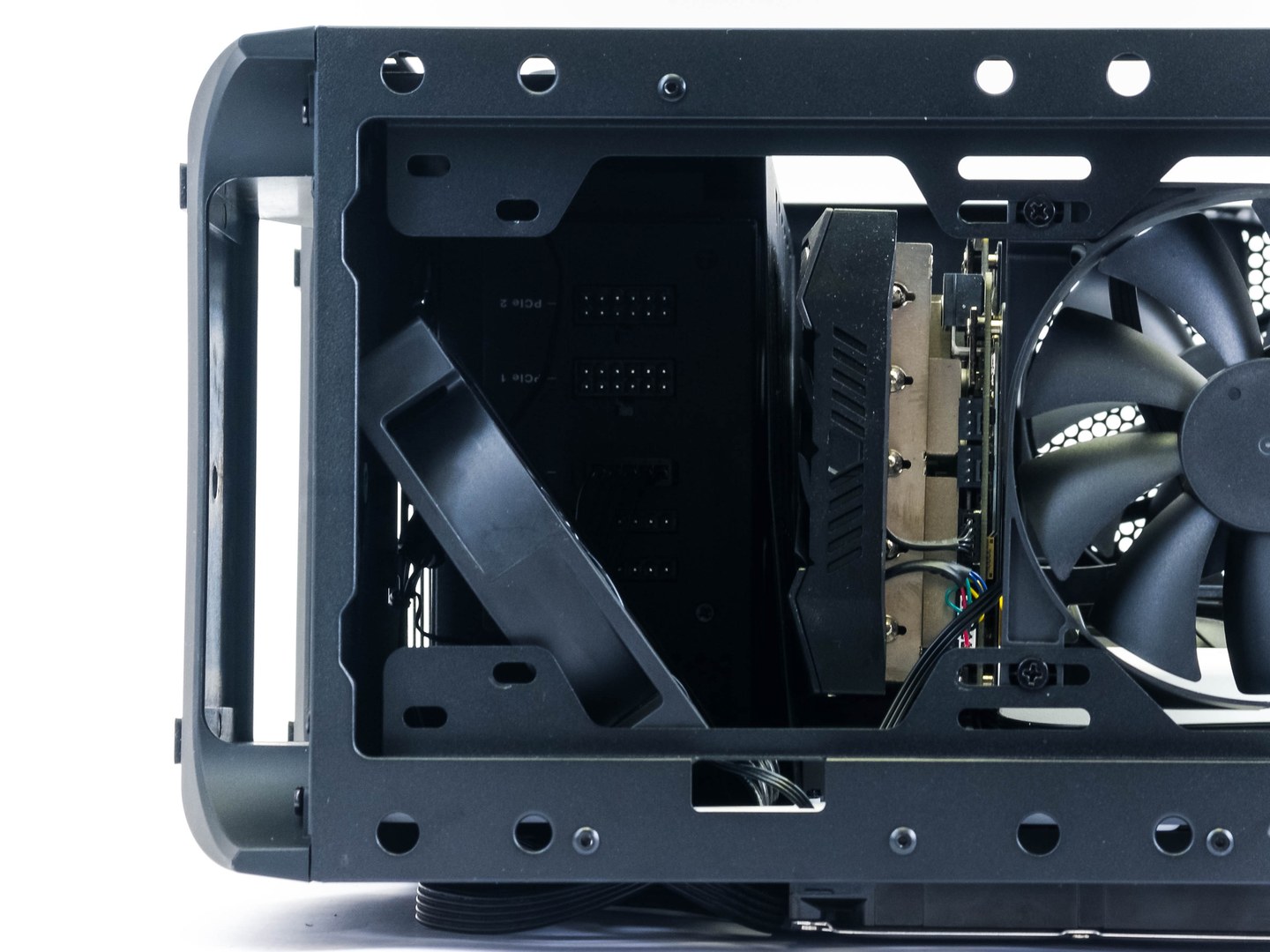 NZXT Manta: Malá skříň pro velké monstrum