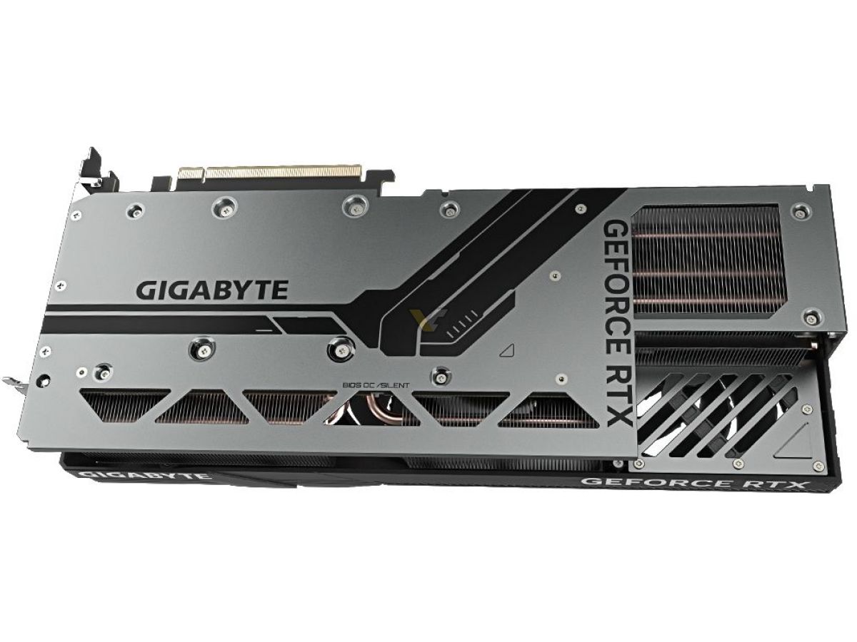 Gigabyte usekl kus chladiče u RTX 4090, aby se dal ukrýt napájecí konektor. Firma Inno3D vymyslela skoro to samé