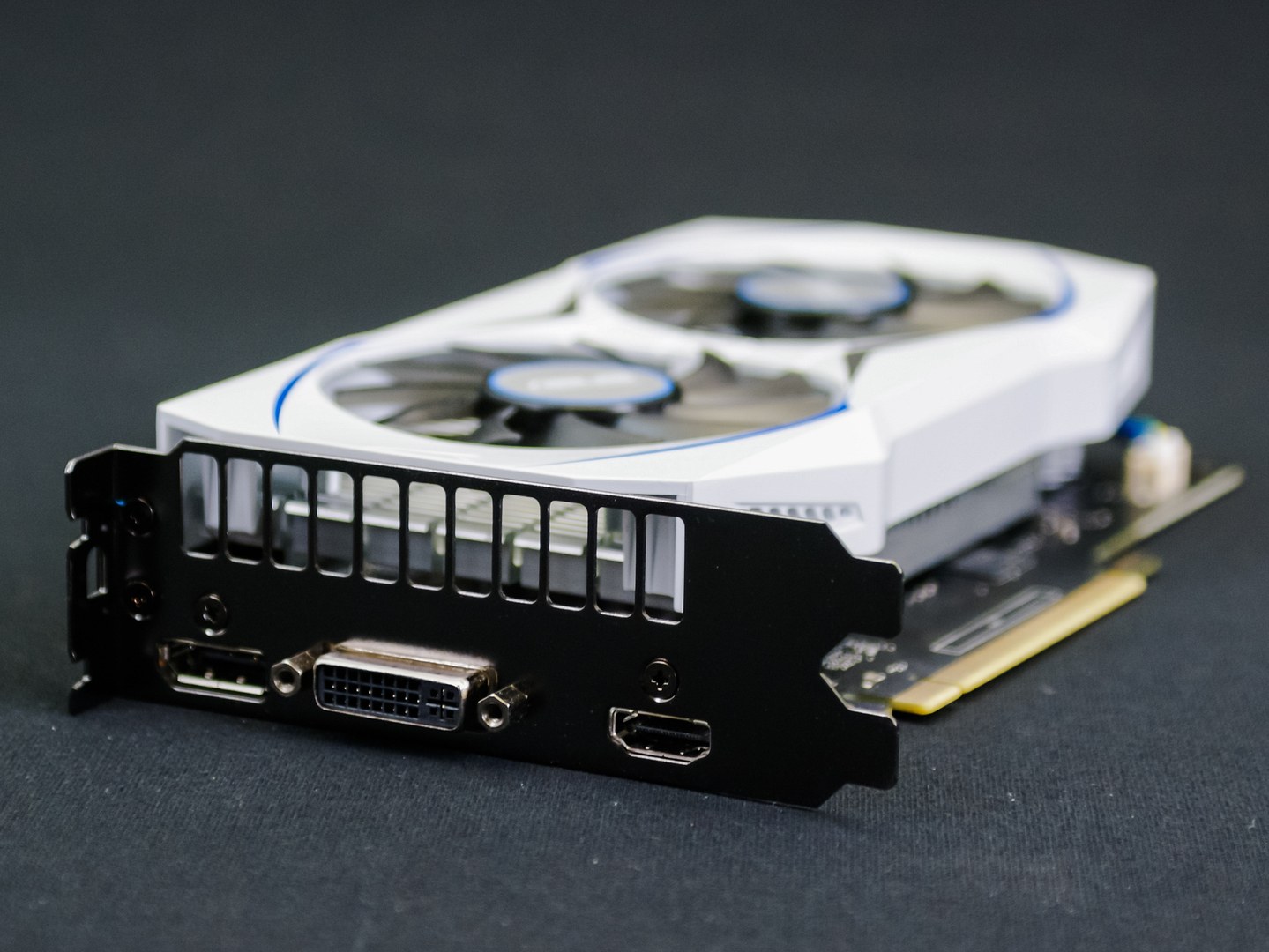 Asus GeForce GTX 950: se super cenou a luxusní vizáží