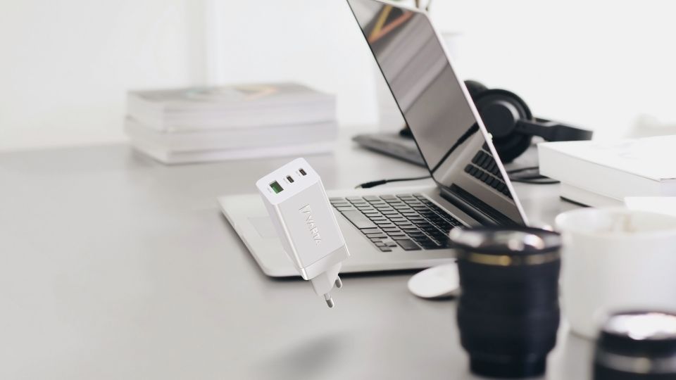 65 W výkonu a tři USB. Rychlá nabíječka Varta High Speed Charger