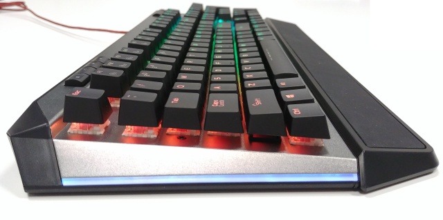 Mechanika Viper V765: nové spínače míří na ticho