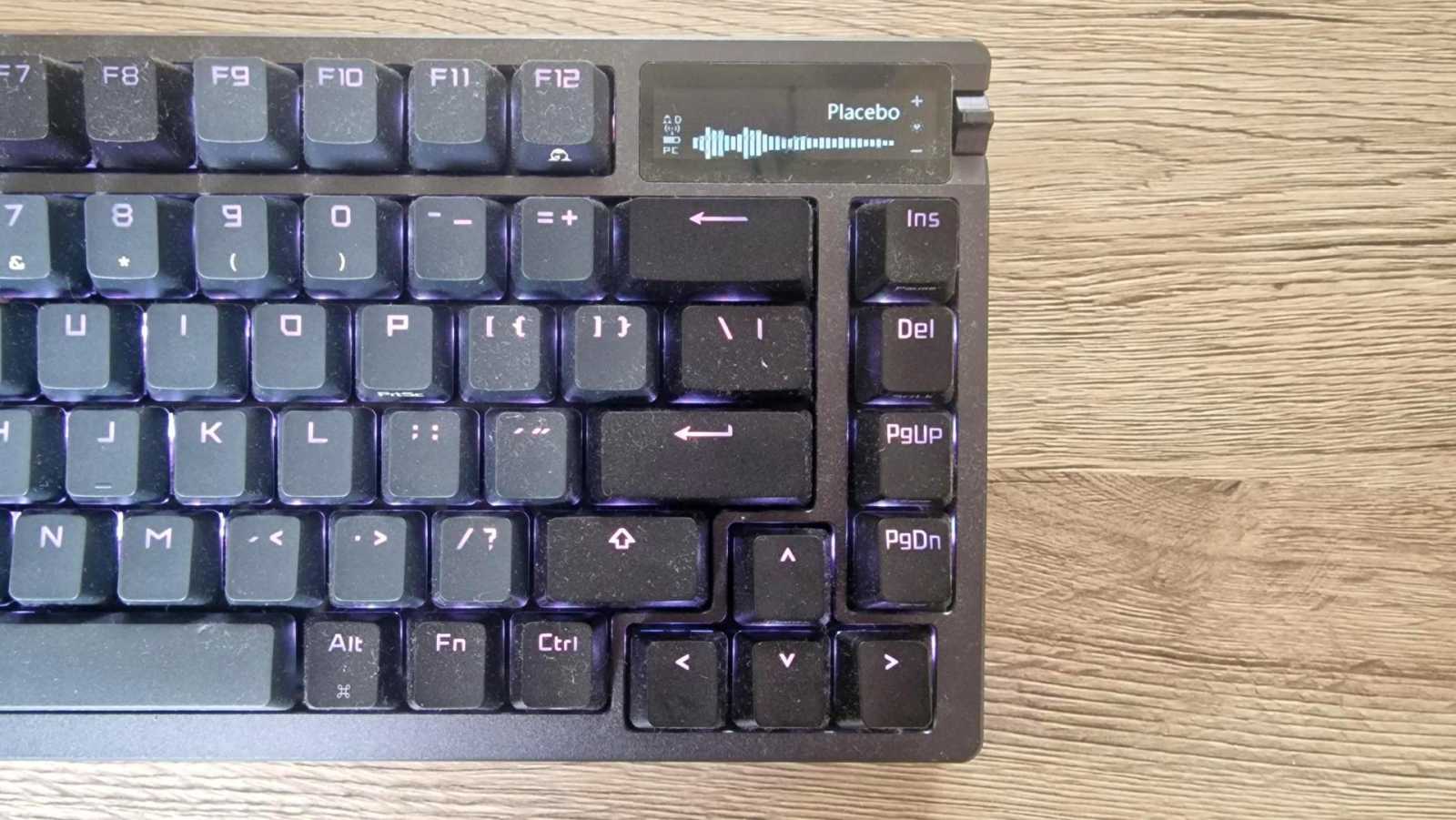 Levá část klávesnice ASUS ROG Azoth je víceméně klasická, pravá třetina se však musela hodně uskromnit