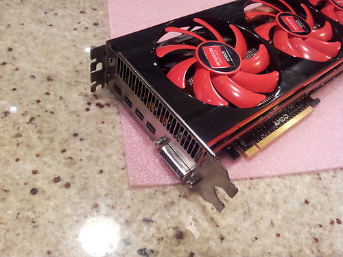 Na eBay se prodává vzorek grafické karty Radeon HD 7990 Malta