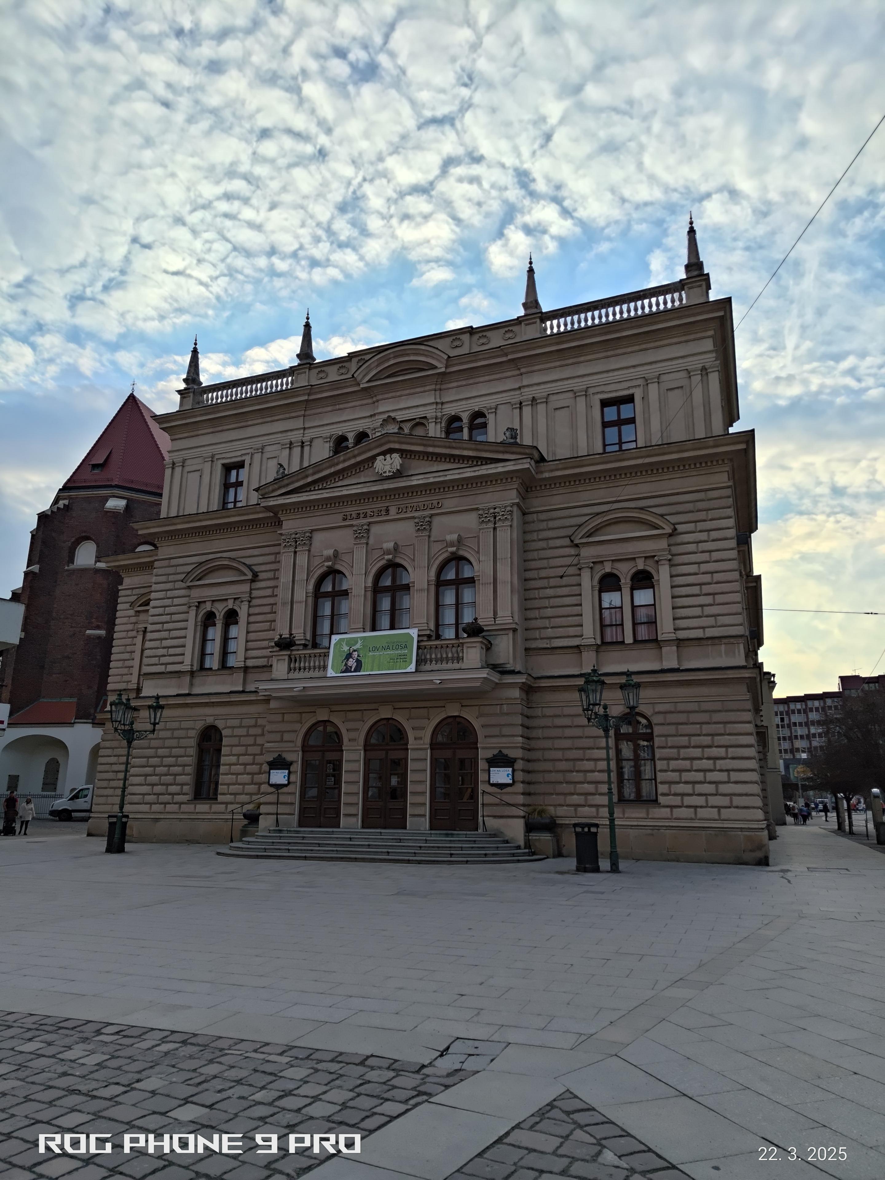 Zde fotografie v protisvětle, barvy zašedlé
