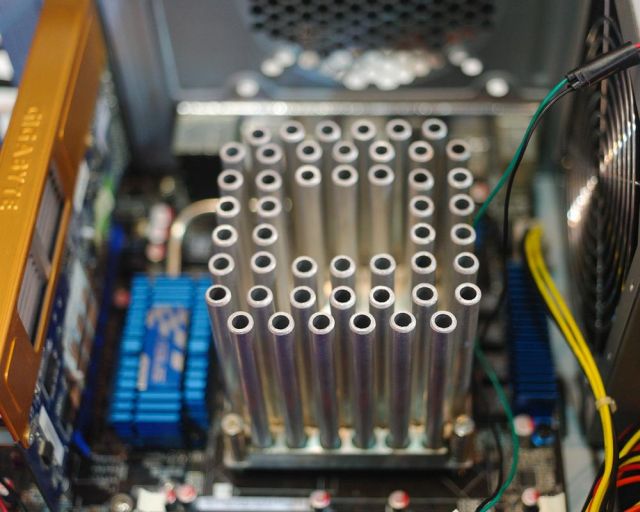 CPU chladič bez větráku, heatpipe trubiček a hliníkového žebrování + galerie extrémních chladičů