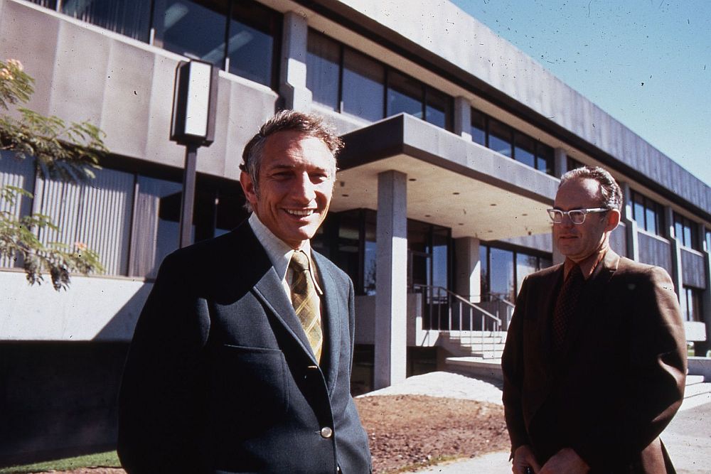 Robert Noyce a Gordon More v popředí budovy Intel SC1 v Santa Clarra, 1970, zdroj: Intel Free Press