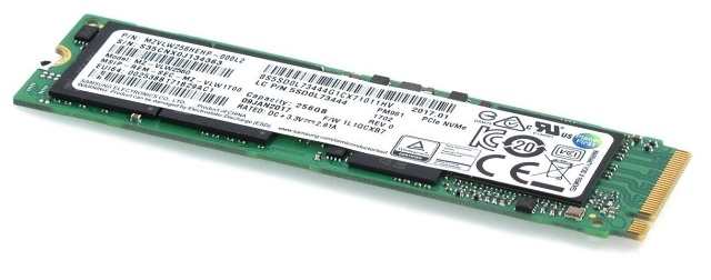 SSD disk Samsung je ve slotu na zadní straně základní desky