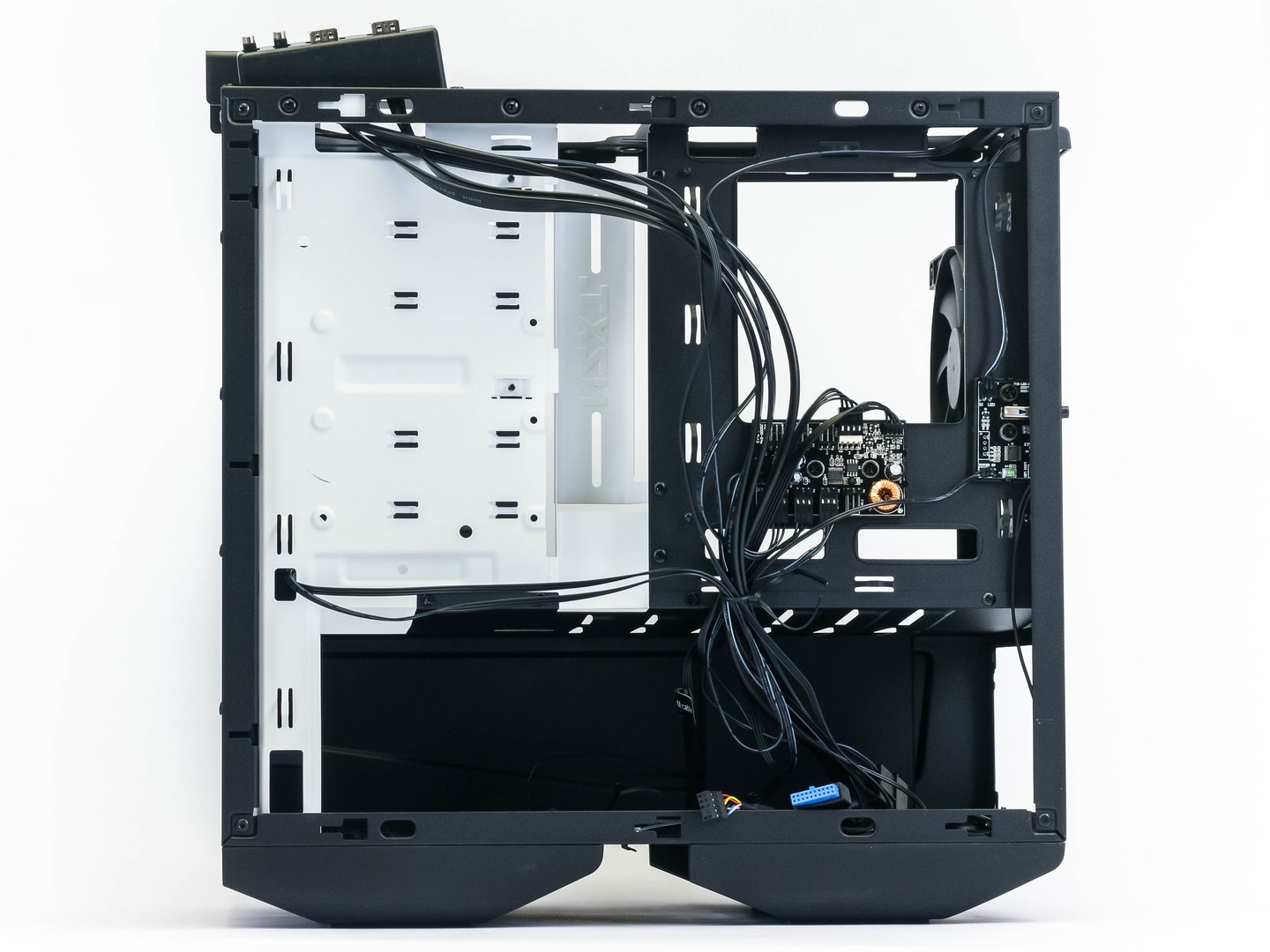 NZXT Manta: Malá skříň pro velké monstrum