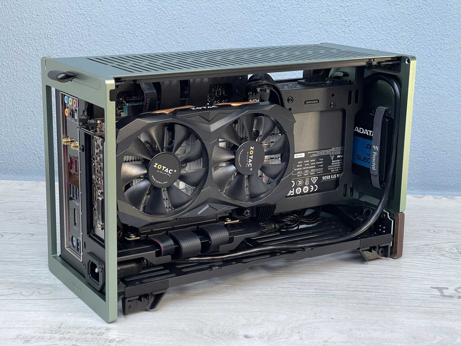 Test skříně Fractal Design Terra: malá skříň pro velké karty