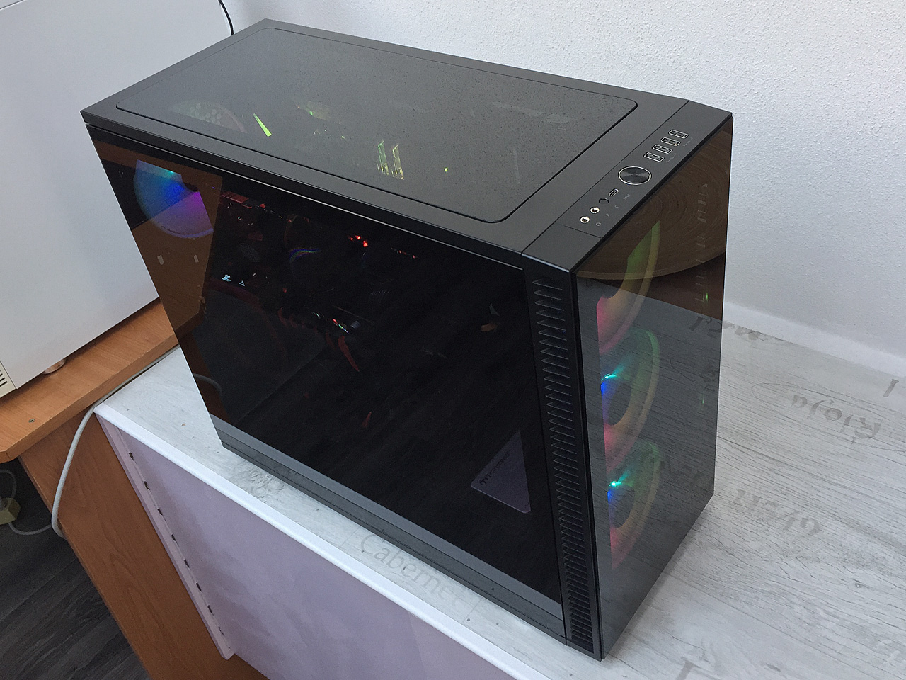 Fractal Design Define S2 Vision: první skříň švédů s RGB LED