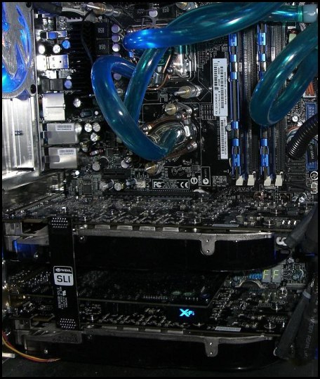 - 2x GeForce 8800 GTX ve SLI - 