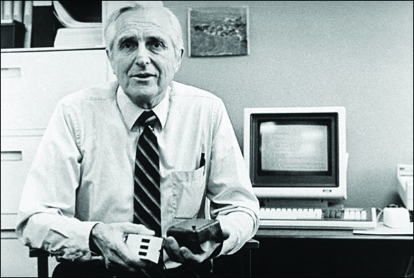 Zemřel počítačový vizionář Douglas C. Engelbart