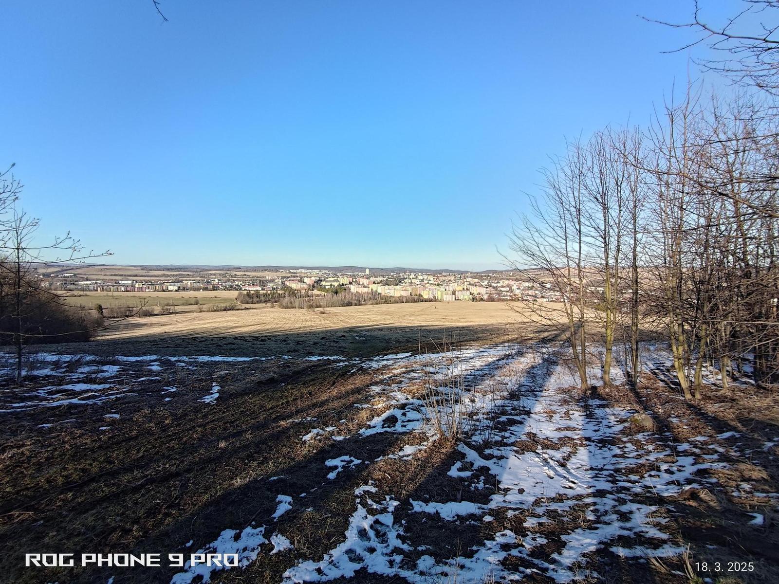 Další krajinka, domy v dáli přepálené