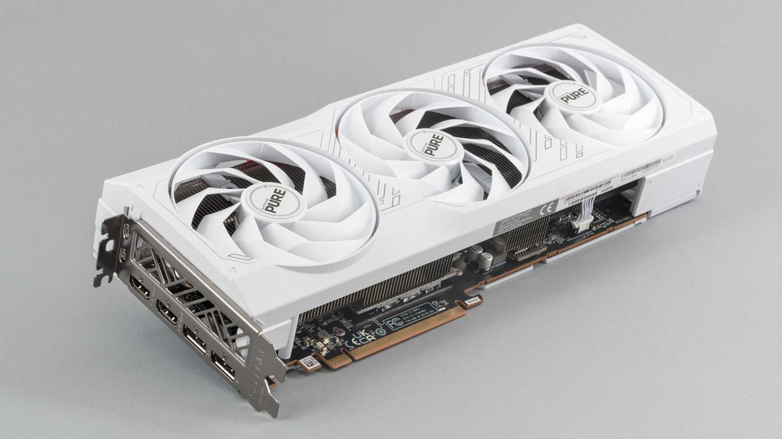 Test Sapphire Pure AMD Radeon RX 7700 XT: Těch pár stovek určitě připlaťte