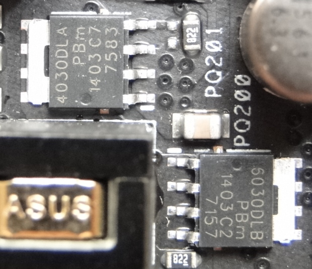 Klasické MOSFETy, NXP model 4030DLA jako High MOSFET a model 6030DLB jako Low MOSFET. Fáze je zde dělená ještě děličem od IR.