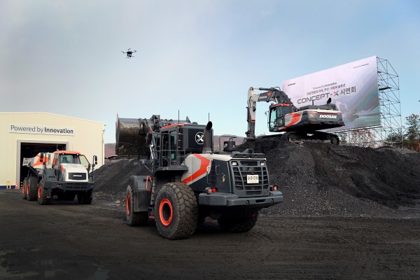 Doosan Infracore představuje bezobslužná a automatizovaná řešení pro stavební průmysl: od průzkumu pomocí dronů po autonomní provoz strojů