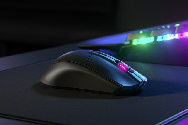 SteelSeries Rival 3 Wireless nemá ocas a žere tužkové baterky 