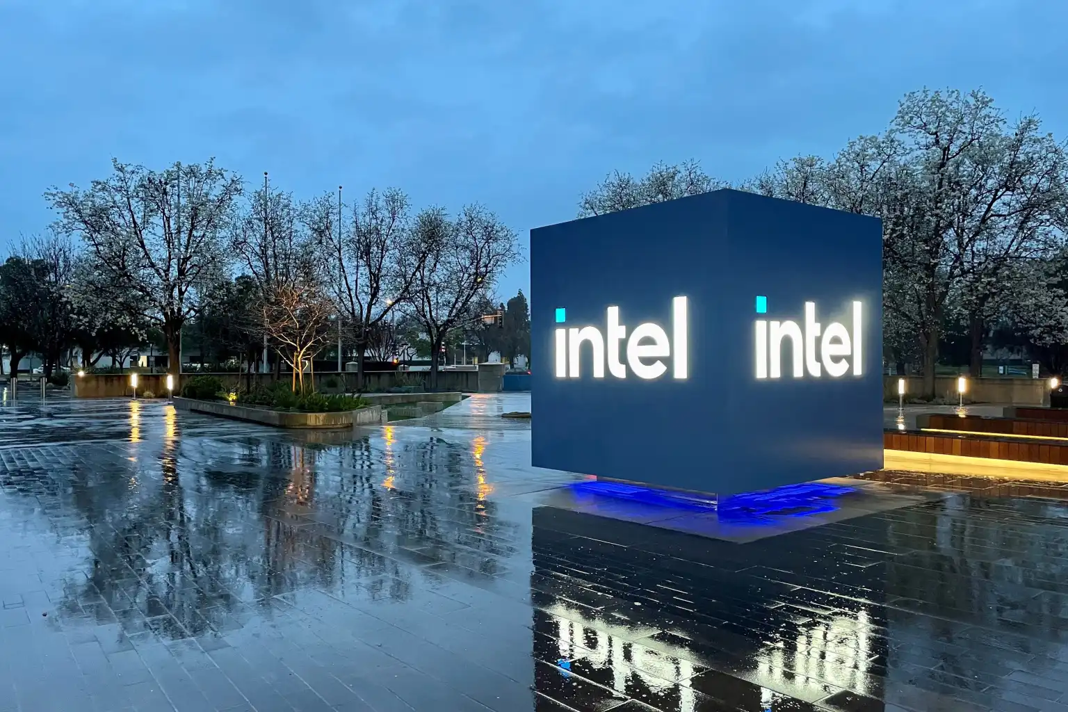 Intel získá od americké vlády balík peněz na výrobu čipů pro armádu