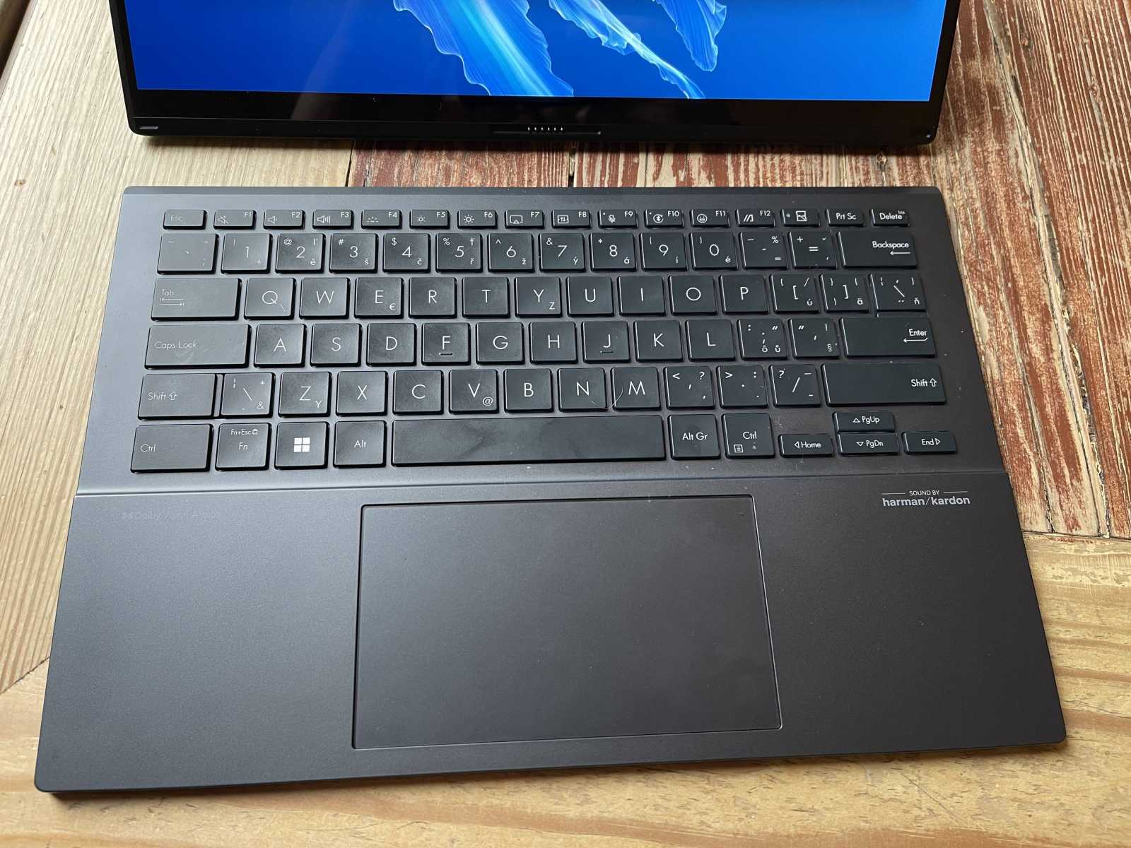 Test Asus Zenbook Duo (2024): Dva panely jsou víc než jeden!