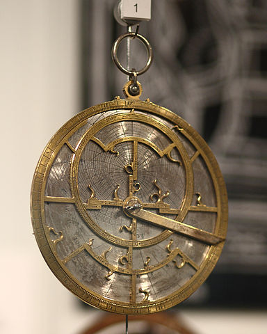 "Jean Fusoris planispheric astrolabe in Putnam Gallery, 2009-11-24" by Sage Ross - Own work. Licensed under CC BY-SA 3.0 via Wikimedia Commons.