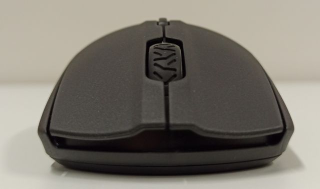 SteelSeries Rival 3 Wireless nemá ocas a žere tužkové baterky 