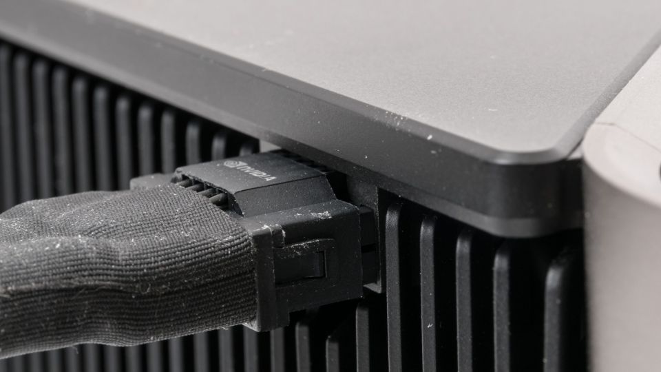Nvidia: „Konektory, které shořely, byly obvykle špatně zapojené“. Jak správně dotlačit 12VHPWR na RTX 4090?