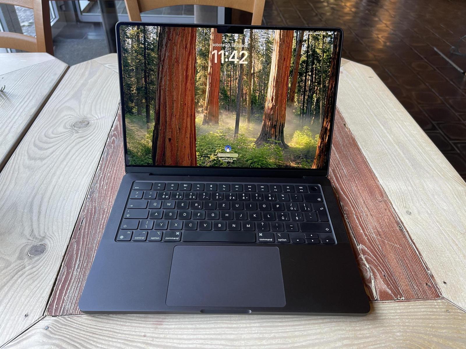 I po otevření je design jednoduchý a elegantní. Ve srovnání s RGB gaming laptopy polepený logy jako formule F1 je až nenápadný