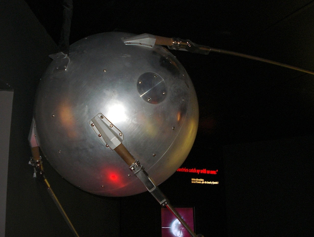 „Kansas Cosmosphere Sputnik 1 2008“ od Joanna Poe from Munith, MI, USA – 2008-12-07_16-16-06. Licencováno pod CC BY-SA 2.0 via Wikimedia Commons.