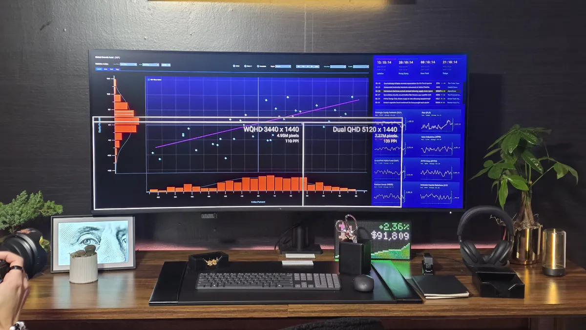 Dell na CES 2026: Obří 52" 6K monitor připojí až 4 PC