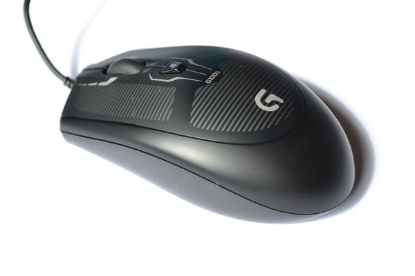 Testujeme žhavé novinky – Logitech G400s a G100s