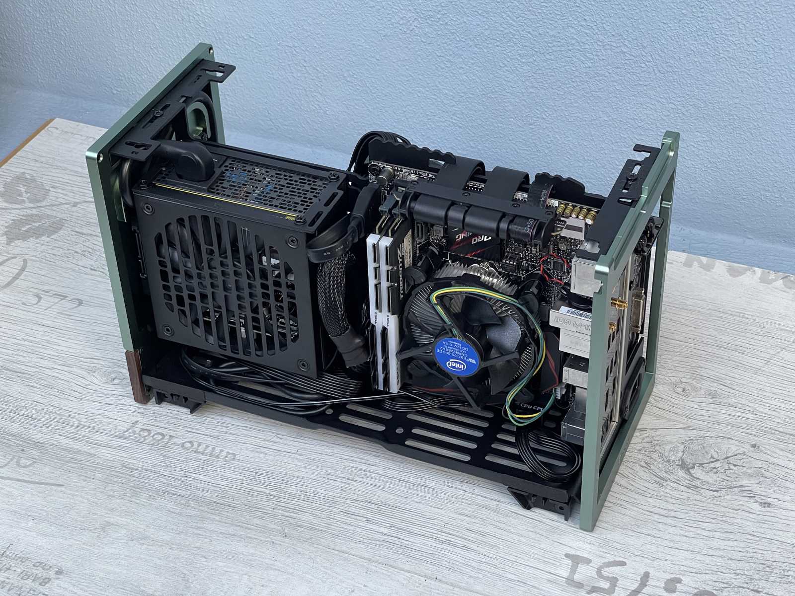 Test skříně Fractal Design Terra: malá skříň pro velké karty