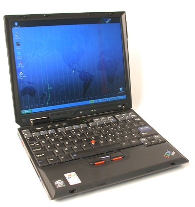 ThinkPad X30 stál 3000 dolarů a za tuto cenu jste dostali 12“ ultramobilní profesionální stroj s hmotností 1,7 kg a čtyřmi hodinami výdrže na jedno nabití. Uvnitř bylo 1,2GHz Pentium III-M, 256MB RAM a integrované Wi-Fi. Patřil k prvním vlaštovkám profesionálních notebooků s integrovanou grafikou (zdroj: hardwarezone.com.sg).