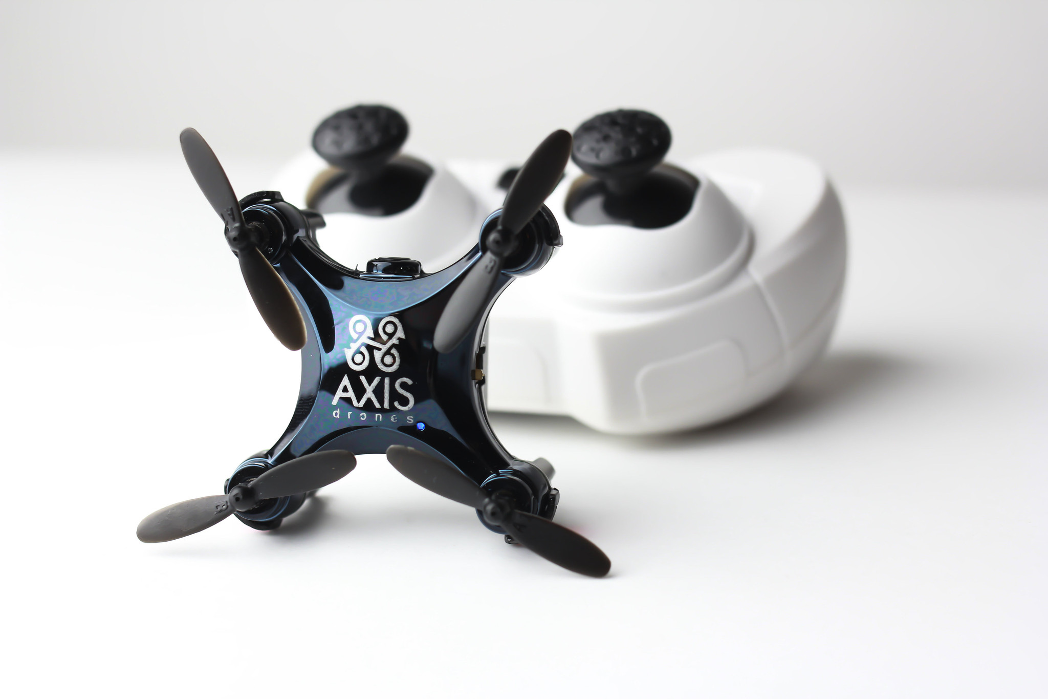 Nejmenší dron na světě se zabudovanou kamerou? Jmenuje se Axis Vidius a koupíte ho za pár korun