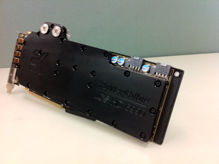 Radeon HD 6990 LCS: dva kajmani pod vodou