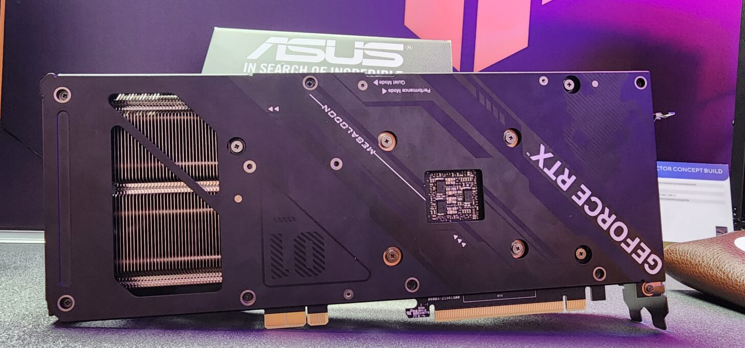 ASUS ukázal prototyp RTX 4070 bez napájecího kabelu – konec roztavených konektorů na obzoru?