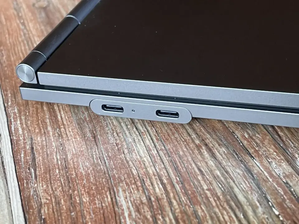 Thunderbolty se používají jak pro připojení monitorů, přenos dat, tak i pro napájení. Takže je vhodné pořídit si docking station. Mimochodem – podívejte se na ten mohutný kloub panelu!