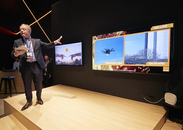 Samsung představil dron a robota využívající 5G síť