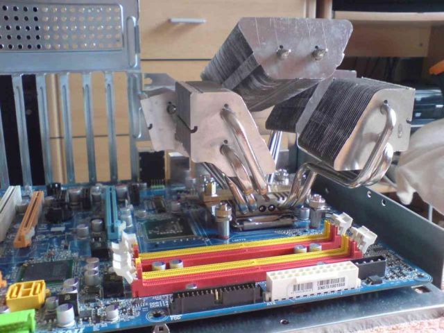 CPU chladič bez větráku, heatpipe trubiček a hliníkového žebrování + galerie extrémních chladičů