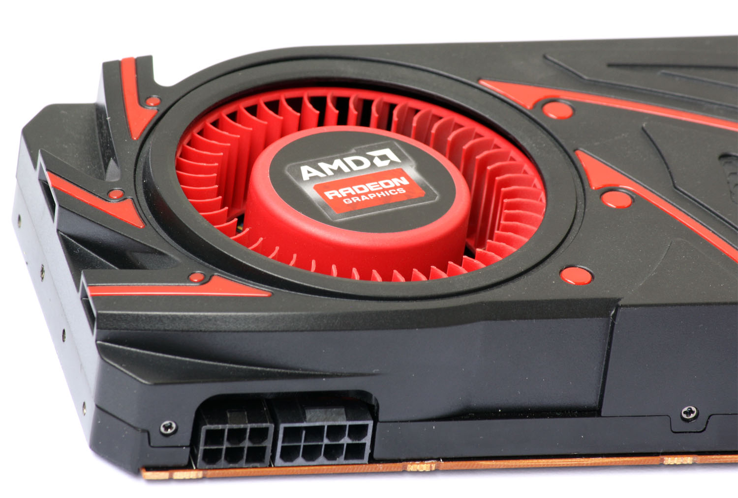 AMD Radeon R9 290 — výhodná, ale hlučná karta